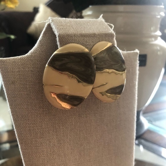 Vintage Earrings 
Great condition - Picture 2 of 4